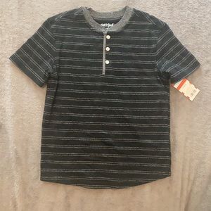 Boys Cat & Jack shirt. Unique style. Small (6/7)